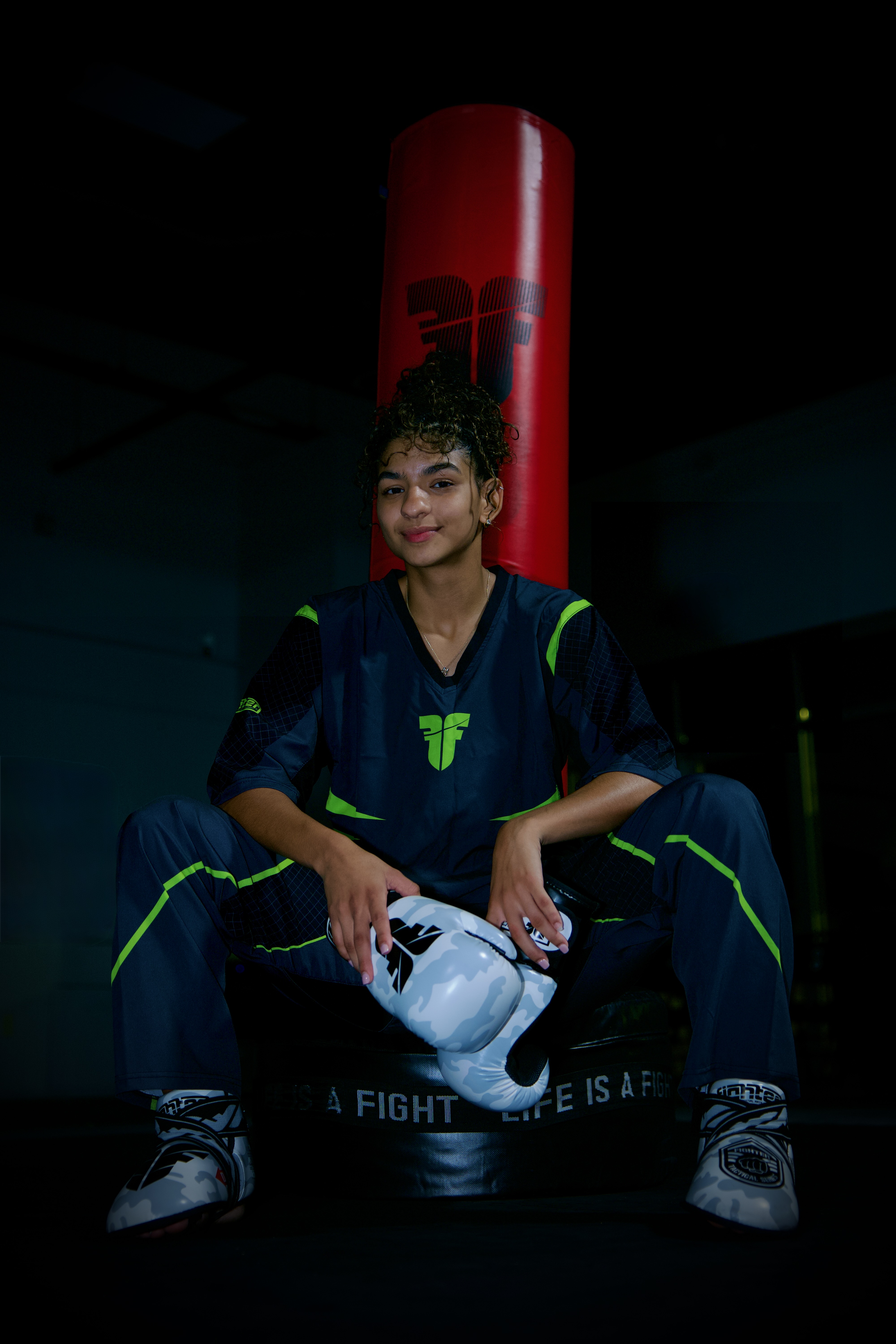 Retrato de una persona sentada con guantes de entrenamiento